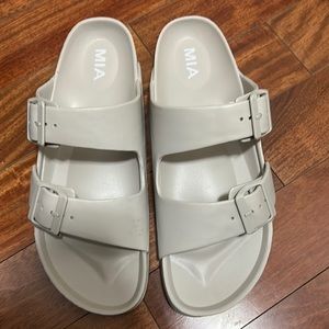 NWT MIA sandals